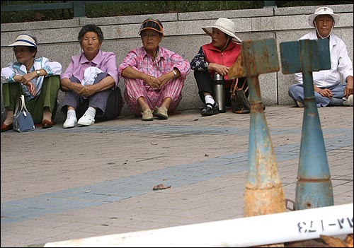 미군측은 기지를 반환하면서 환경 정화 조치를 충분하게 취하지 않은 것으로 드러났다. 지난 19일 오전 서울 용산구 국방부청사앞에 모인 매향리 주민들은 미군들이 매향리 국제사격장을 떠나며 환경오염을 정화하지 않았다며 조속한 환경정화를 촉구했다. 